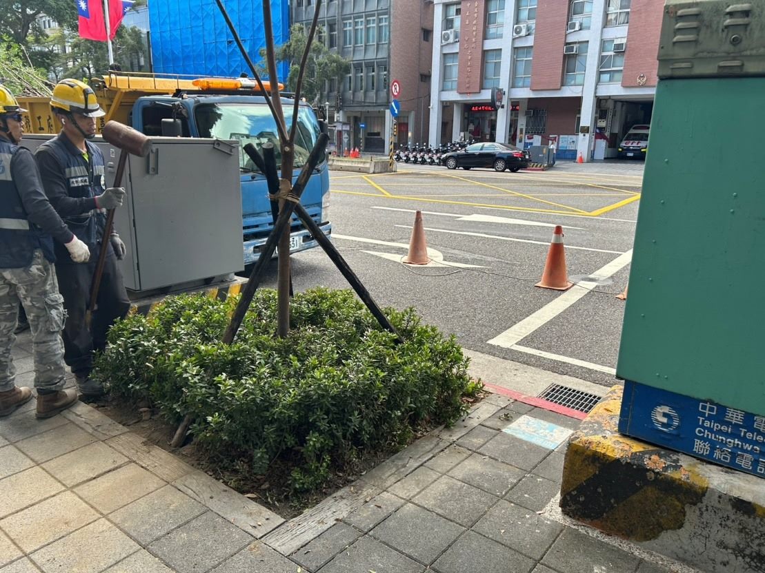 (圖1) 公園處加強立支柱，積極做好防災整備