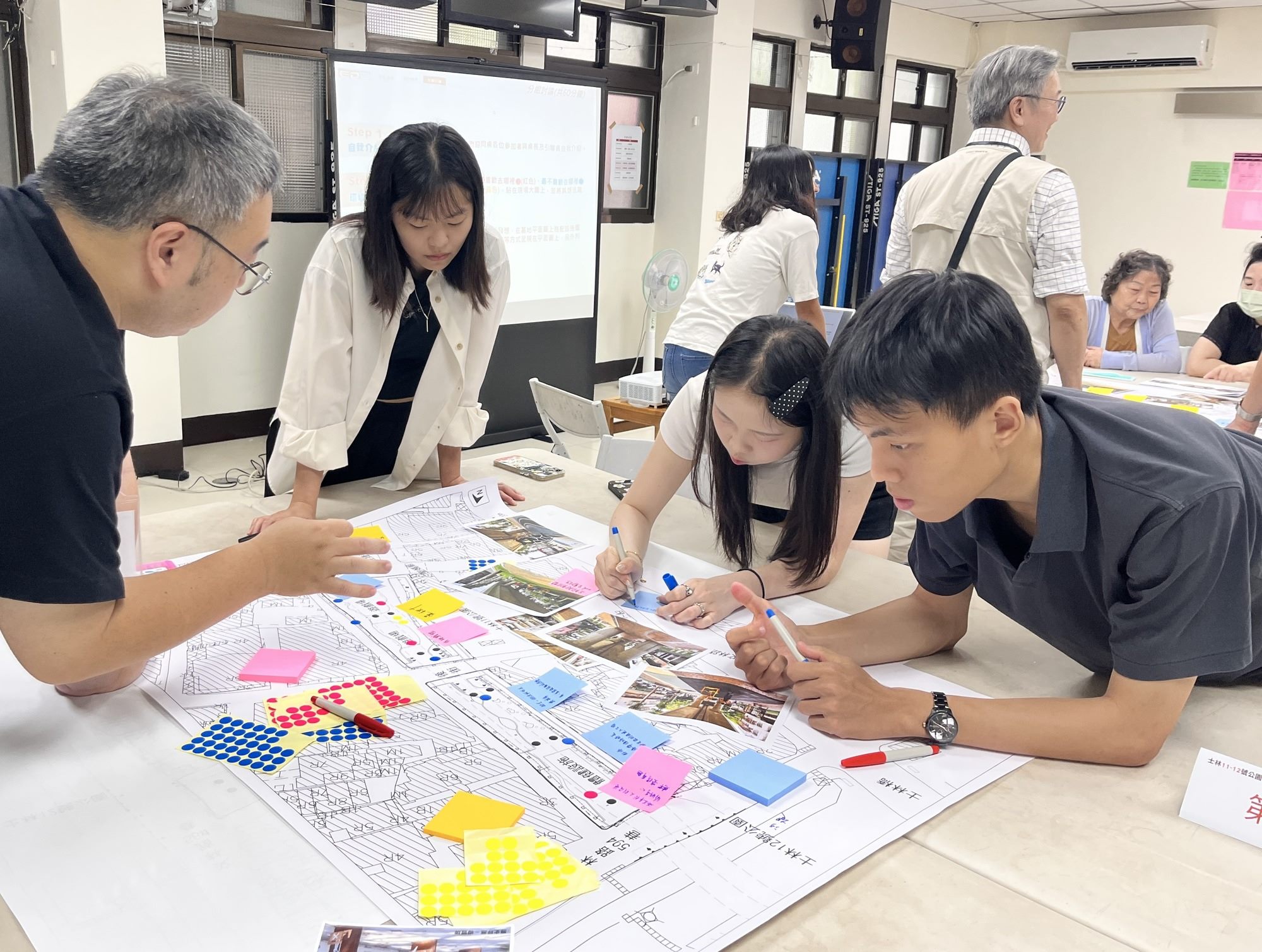 照片1：民眾熱烈討論公園議題(士林線形11-12號公園)
